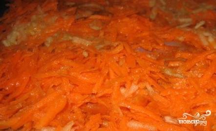 Сверху выложите оставшуюся морковь и тертые яблоки. 