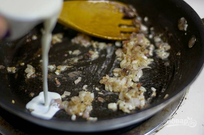 Куриные бёдра уберите, а в сковороду добавьте лук. Обжарьте его 2 минуты. Потом к нему добавьте чайную ложку муки и эстрагон. Также влейте сливки.