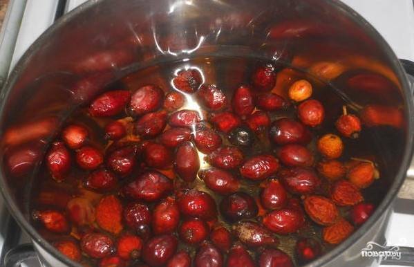 Промойте ягоды в холодной воде, залейте их кипятком и настаивайте 15 минут, пока не набухнут. Проварите их в той же воде минут 20-25 до мягкости.