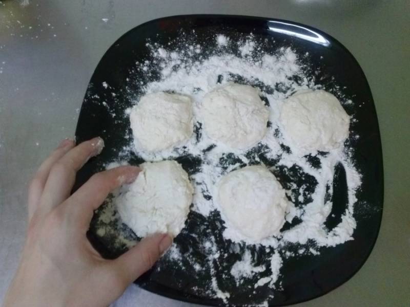 Получаются красивые, но еще сырые сырники.