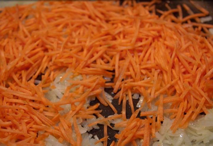 Лук слегка обжарьте на растительном масле, затем добавьте морковь. Протушите 5-7 минут. Помешивайте, чтобы не подгорело. 
