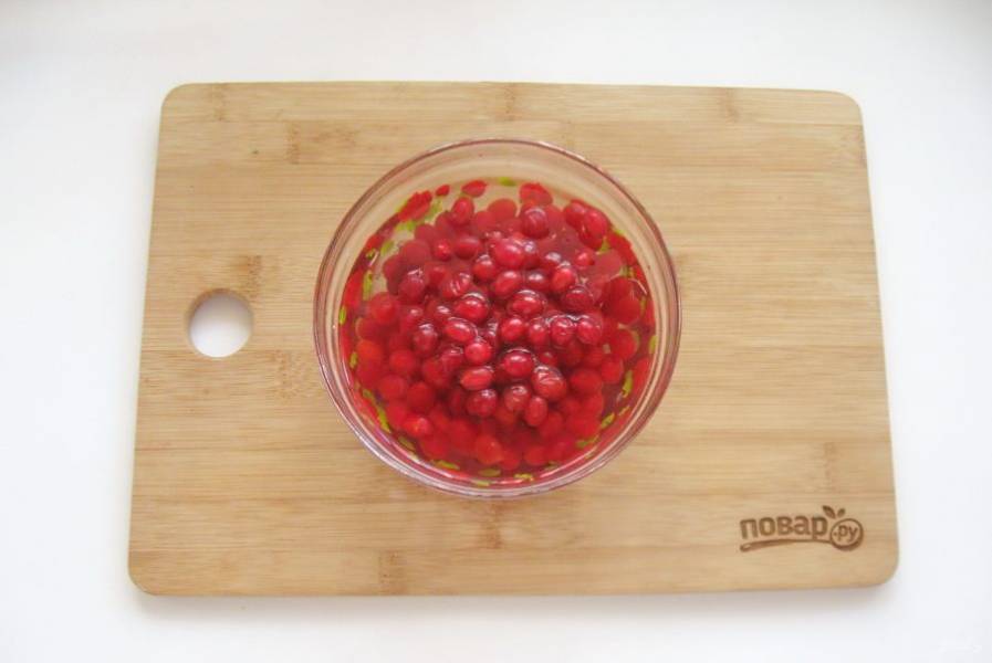 Залейте ягоды калины кипятком на 5 минут, чтобы они стали мягче.