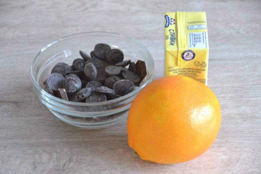 Первым делом приготовьте апельсиновый ганаш. Для этого возьмите 200 мл. сливок для взбивания, цедру 1 апельсина, 150 грамм шоколада, 20 мл. апельсинового сока.
