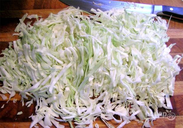 Капусту нашинкуйте тонкой соломкой.