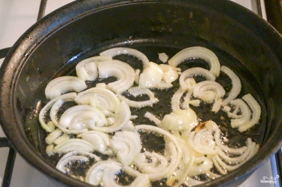 2. Разогрейте на сковороде немного растительного масла. Очистите и нарежьте кубиками или полукольцами лук. Обжарьте на среднем огне до прозрачности. 