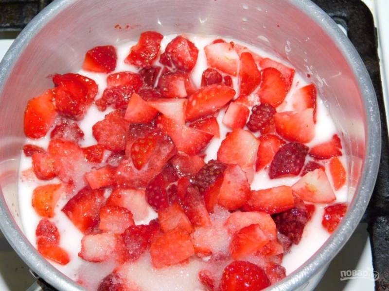 Пока десерт застывает приготовьте ягодную начинку. В ягоды добавьте немного сахара и смесь из крахмала и воды, которую необходимо смешать отдельно. Поставьте греться и доведите до кипения. Масса должна загустеть. Если получается сильно густо, можно подлить немного воды. Затем ягодную начинку остудите.