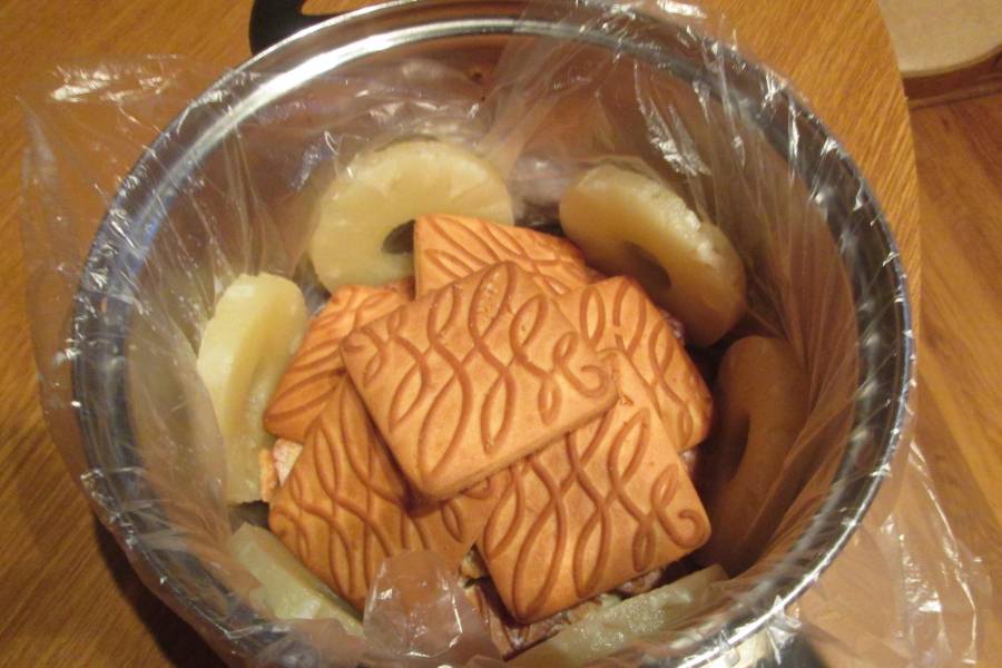 4. Каждое печенье обмакиваем сначала в сироп, затем в молоко. Выкладываем поверх ананасов одним слоем и сверху смазываем сметаной.