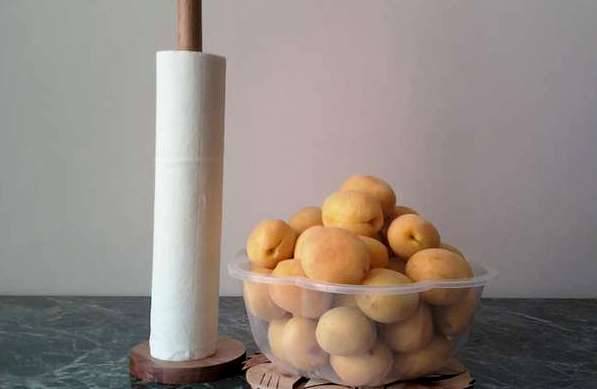 Первым делом хорошенько промываем абрикосы и насухо вытираем их при помощи бумажного полотенца. 
