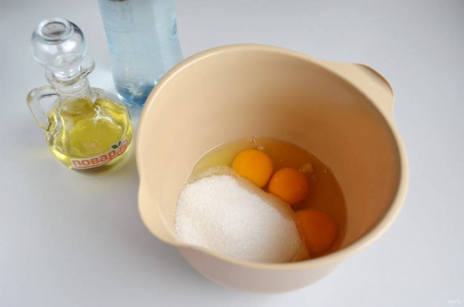 2. В тару для миксера положите яйца и стакан сахара, взбивайте до тех пор, пока масса не станет пышной, плотная пена должна получится. Можно добавить ванилин, если любите.