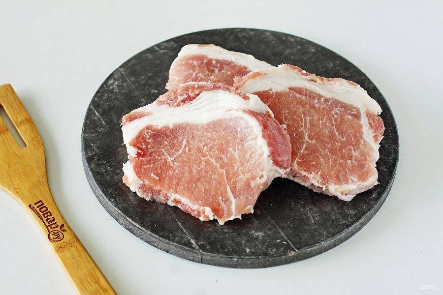 Мясо нарежьте на кусочки, толщиной не менее 1-1,5 см.