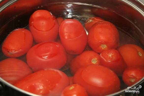 1. Для этого супа нам нужно правильно подготовить помидоры. Их нужно опустить сначала в кипяток, а затем в холодную воду. После этого с них нужно снять кожуру.