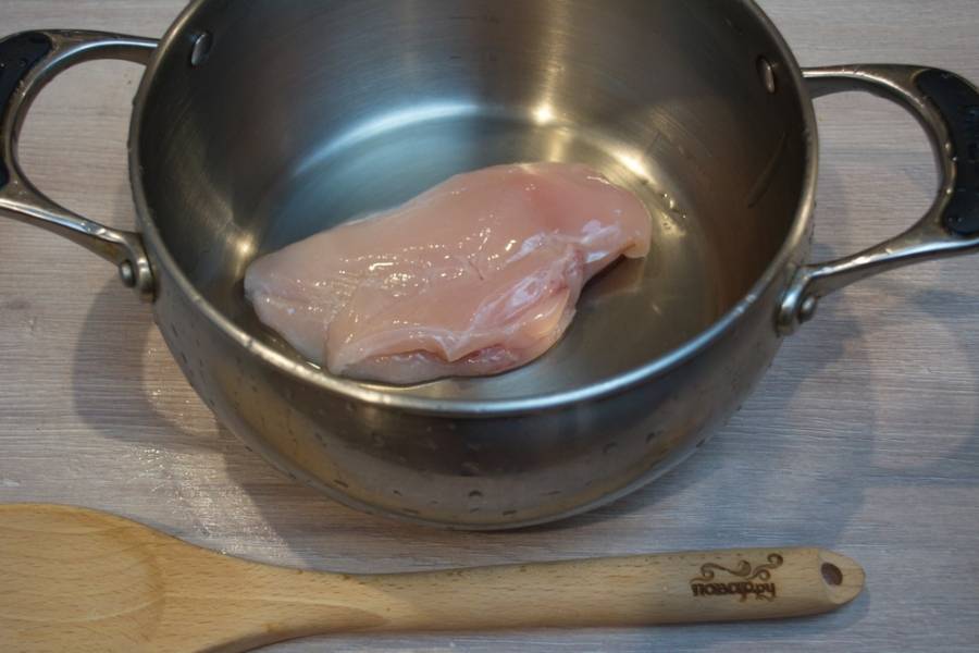 Для приготовление солянки мы возьмем мясо курицы. Куриное филе поместите в кастрюлю. Залейте мясо водой и поставьте вариться. 