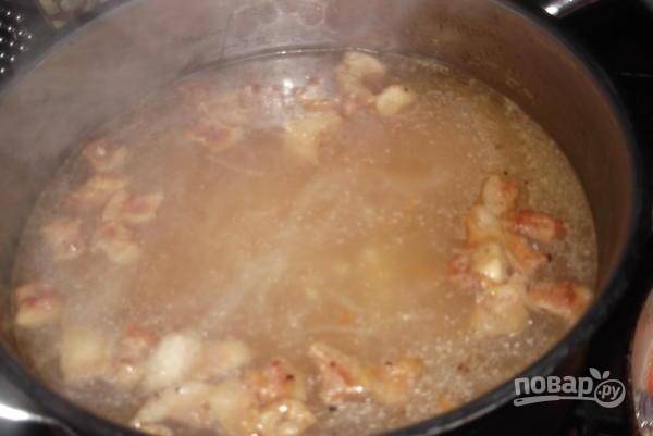 Из супа достаньте рёбрышки, а вместо них добавьте шкварки.