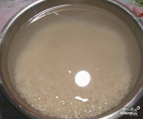 Рис промываем несколько раз под холодной водой и оставляем его в дуршлаге, чтобы он немного подсох. 