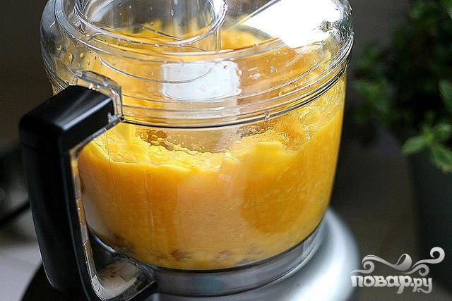 1. Манго очистить, извлечь косточку и нарезать. Выложить нарезанный манго в кухонный комбайн или блендер и измельчить до консистенции пюре в течение нескольких секунд.  