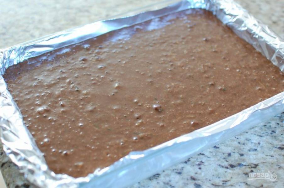 5.	Вылейте тесто в подготовленную форму, разровняйте его в один слой.
