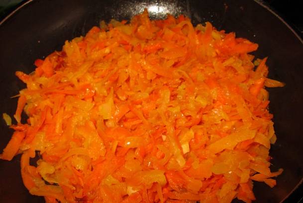 3. На сковороду налить немного растительного масла и хорошо разогреть. Отправить туда сначала лук, а когда он станет прозрачным добавить на сковороду морковь. Жарить на среднем огне, пока овощи не станут мягкими. 