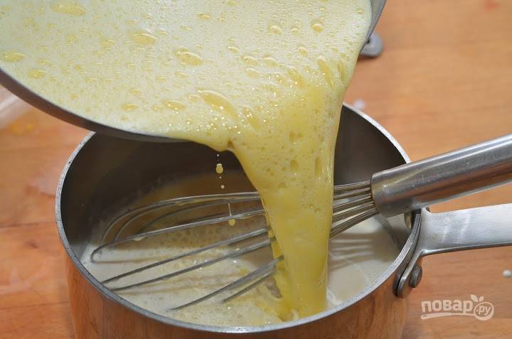 5. Немного молока влейте в яичную массу, перемешайте. А после влейте все в оставшееся молоко. 