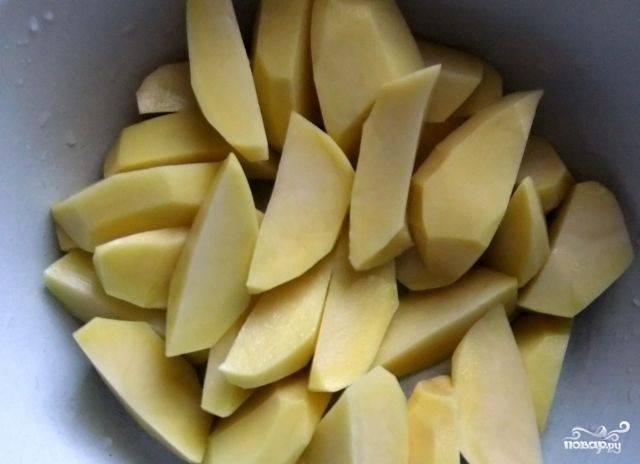 2. Очищенный лук порежьте тонкими полукольцами. Почистите картофель. Нарежьте кусками среднего размера.