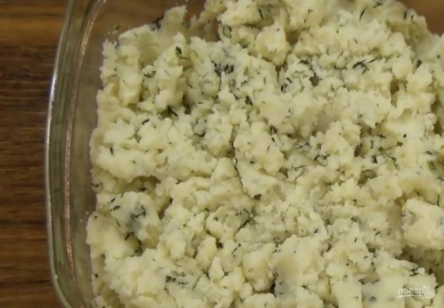 3. Приготовьте начинку: отварите картофель, сцедите с него воду, помните и смешайте с мелко нарезанной зеленью. Посолите и поперчите по вкусу. 