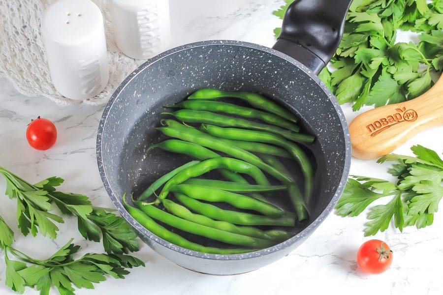 Когда части курицы станут мягкими, промойте фасоль в воде и срежьте хвостики. Отварите в подсоленной воде примерно 10 минут. Гарнир готов!