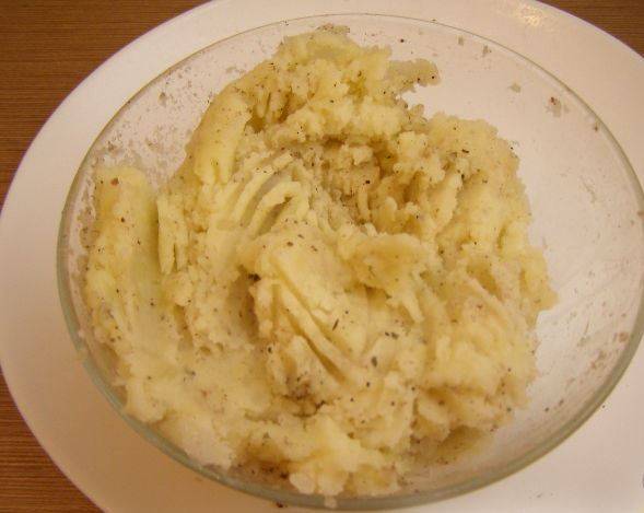 Рецепт: Картофельное пюре - Вкусно и оригинально - запекается в микроволновке!