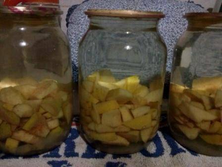 Заливаем айву кипятком под самый верх, накрываем банки крышками, укутываем во что-нибудь теплое и оставляем на 3-5 минут. По истечении времени закатываем банки машинкой.