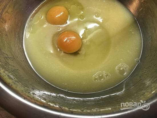 К полученной массе добавляем яйца и взбиваем.
