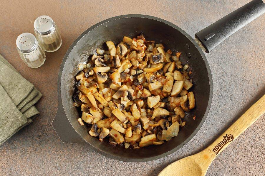 Добавьте нарезанные кубиками грибы и готовьте все вместе еще около 5 минут.