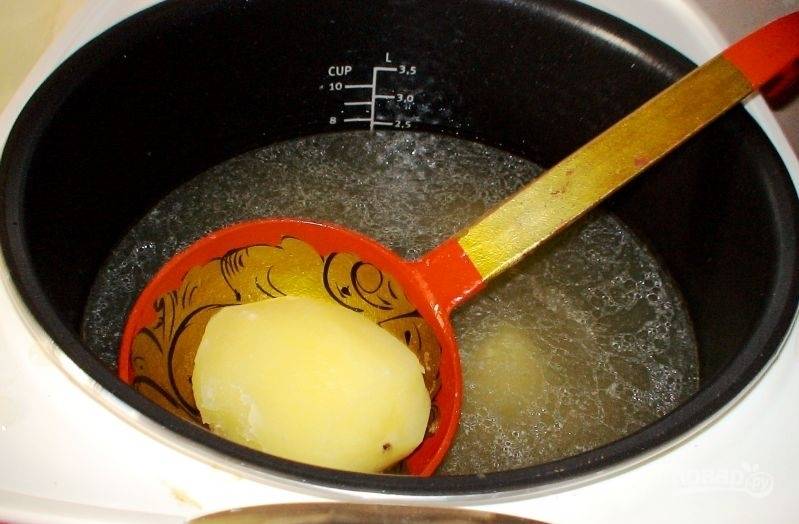 Теперь бульон влейте назад в чашу мультиварки. Верните в него мясо. Добавьте очищенный целый картофель. Поставьте режим "суп" на 1 час.