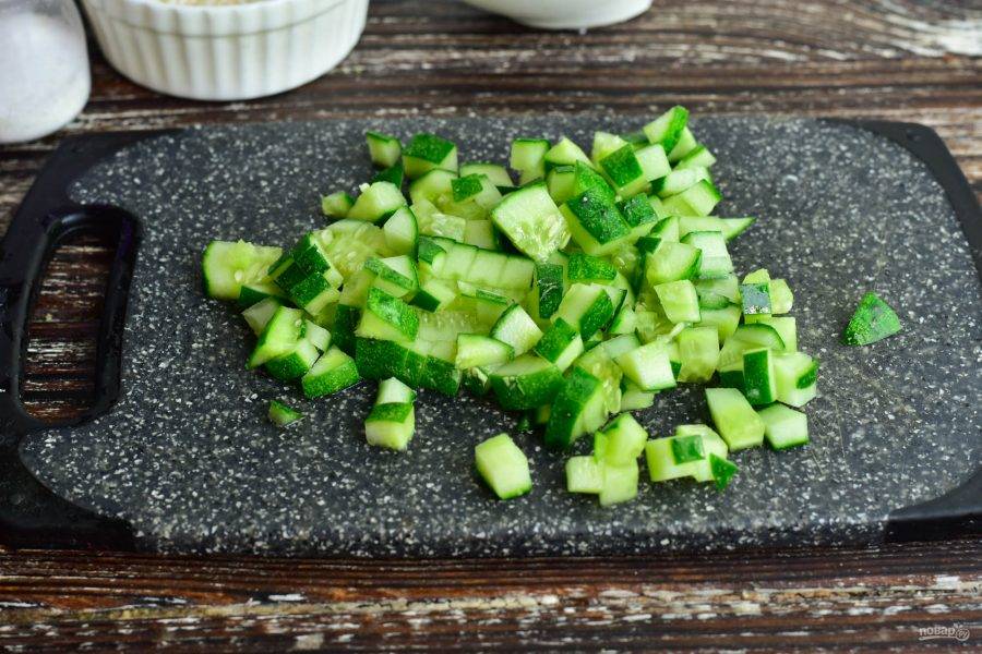 Свежий огурец вымойте, срежьте края с двух сторон. Нарежьте овощ кубиками.
