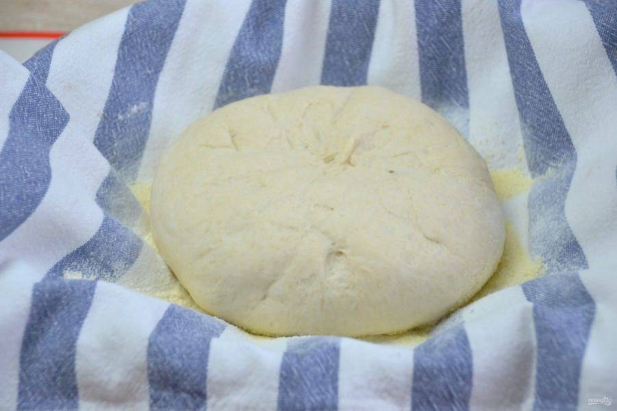 Для расстойки хлеба можно взять миску или круглую корзинку, застеленную салфеткой, которую присыпьте смесью муки и манки. Выложите заготовку хлеба "швом вверх".