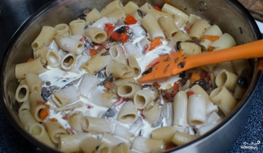 Слейте воду, в готовые макароны добавьте нежирные сливки и нашу зажарку из репчатого лука, грибов и болгарского перца.