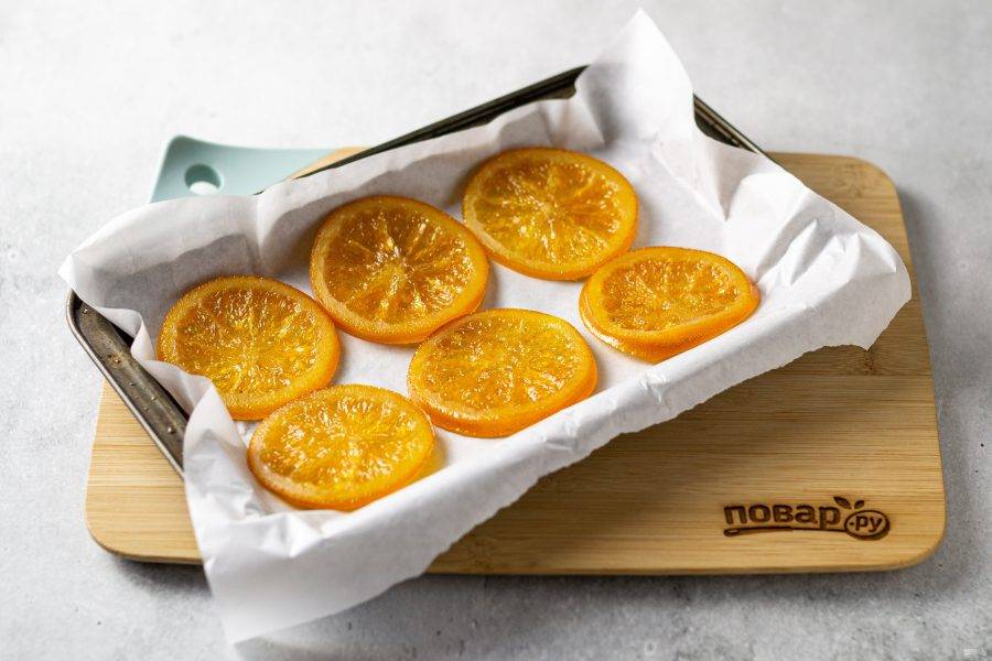 Выложите апельсины на противень, подсушите в духовке полчаса при температуре 150 градусов.