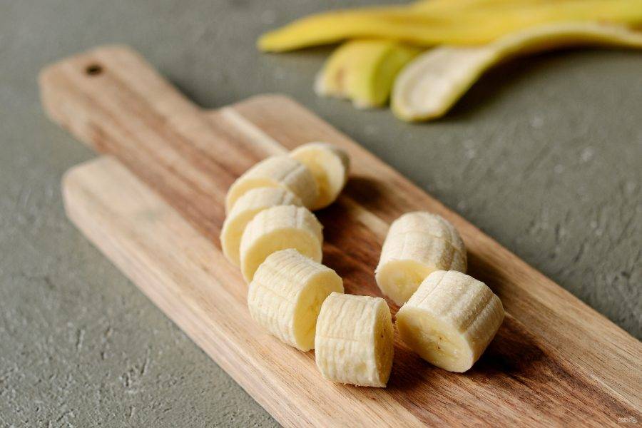 Банан очистите от кожуры, нарежьте кружочками. 