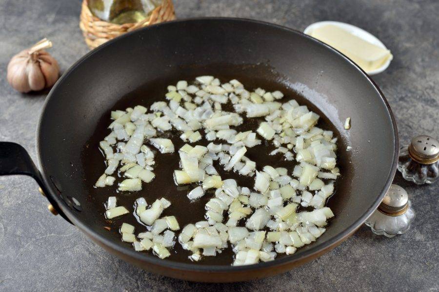 Разогрейте в сковороде растительное масло, обжарьте на нем мелко нарезанный репчатый лук 1-2 минуты. 