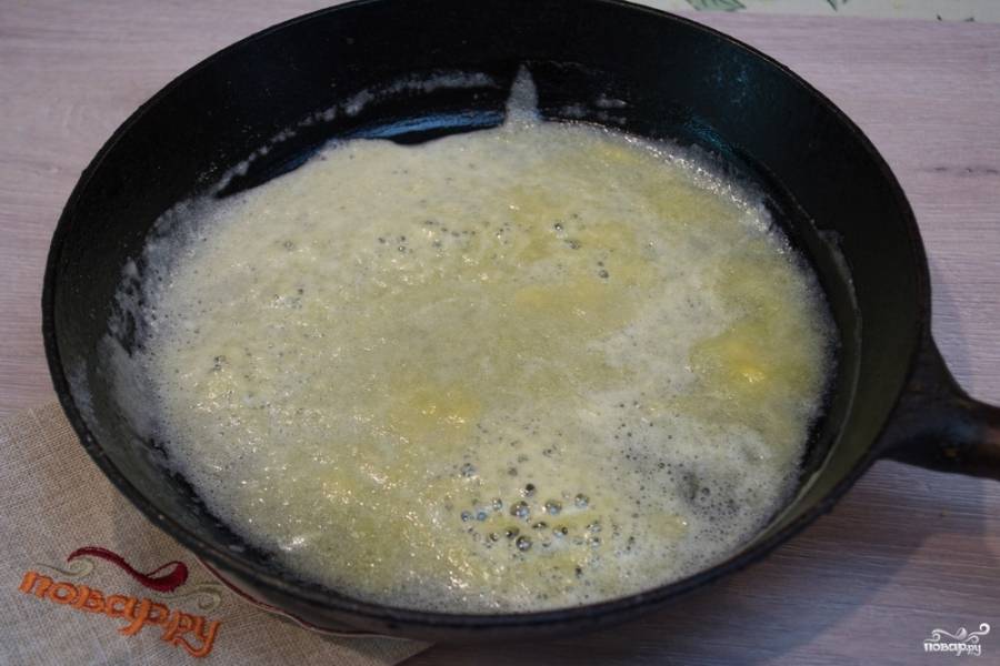 На другой сковороде приготовьте соус "Бешамель". Для этого растопите в сковороде сливочное масло. Добавьте в сковороду сухую муку. Обжаривайте муку с маслом 3-4 минуты, при постоянном помешивании, обжарьте муку до ощущение орехового аромата. Мука может измениться в цвете, но не более чем на 1 тон. Не передержите муку.
