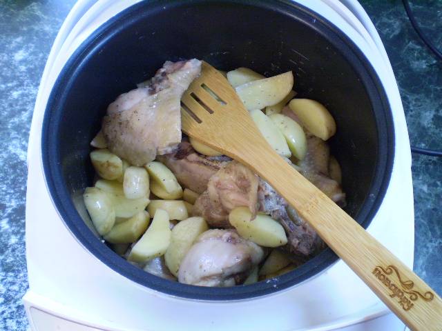 8. Добавляем картофель, лук, чеснок, соль, чуточку воды и закрываем мультиварку. Ставим режим "Плов" или "Суп" и тушим курицу с картошкой 40 минут.