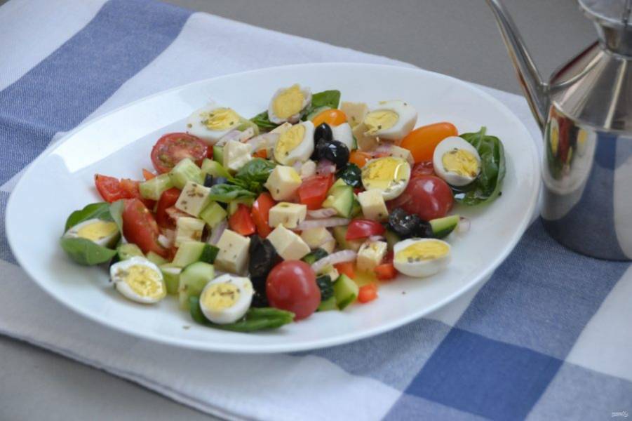 Подавайте салат выложив сверху половинки перепелиных яиц. Салат получился легким и в приготовлении, и для пищеварения, к тому же достаточно сытным. То, что надо для жаркого летнего дня!