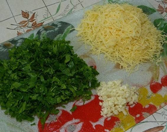 Чеснок, зелень измельчаем, сыр трем на терке. В массу творожную добавляем зелень и чеснок, часть сыра. 