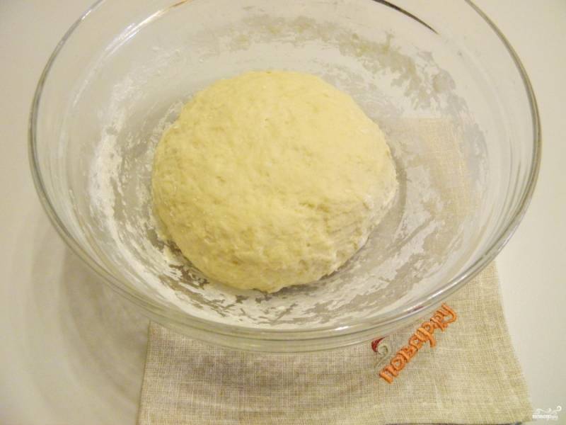 Замесите тесто, должен получиться упругий, не слишком крутой колобок. Накройте тесто салфеткой и уберите в тепло для увеличения. Время - 1-1,5 часа.