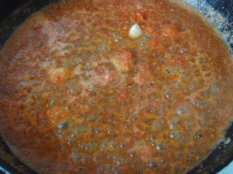 Когда он зазолотится, добавляем лук (мелко порезанный), а через несколько минут измельченные помидоры. Даем прокипеть, соль и перец кладем по вкусу.