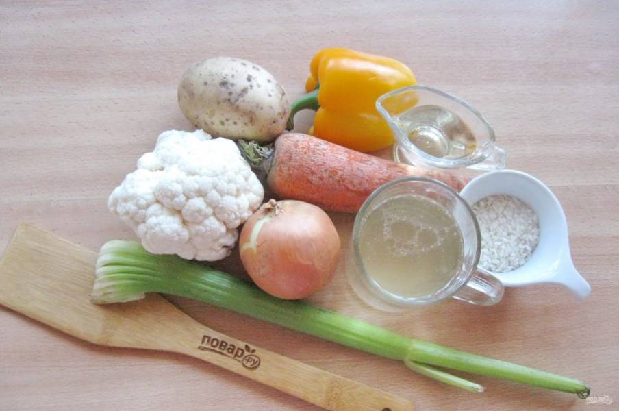 Подготовьте ингредиенты для приготовления овощного супа.