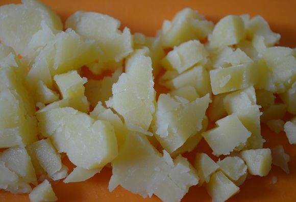 2. Готовый картофель остудить, очистить и нарезать мелкими кубиками. 