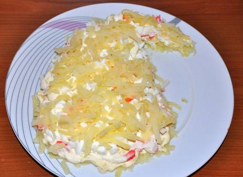 4. Последний слой - картофель (чередуйте его с яйцами).