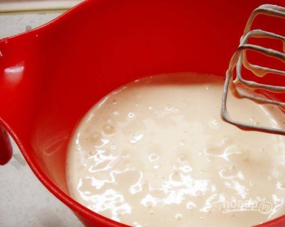 12. Отдельно взбиваем сливочное масло с сахаром (сахара нужно половину в кипящее молоко, а половину — в масло). Затем постепенно вводим остывший заварной крем в сливочный и взбиваем на полной мощности.