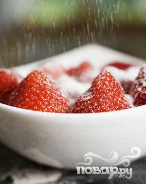 5. Оставшуюся клубнику высыпать в отдельную миску. Засыпать ягоды сахаром, накрыть и тоже поставить в холодильник.