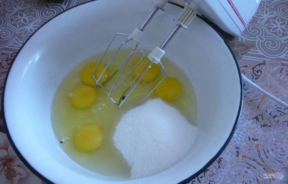 Яйца взбейте с сахаром для теста в пену.