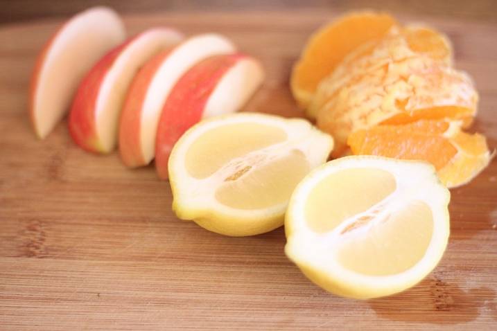 1. Для этого рецепта важно добиться однородной структуры ингредиентов. Поэтому удаляем из апельсина корки и все мембраны, из лимона - цедру и белые части, а из яблока - шкурки и косточки. Перетираем фрукты в однородное пюре. 