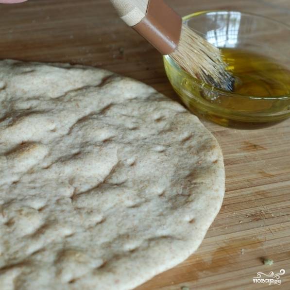 Начнем с того, что каждый лаваш (или питу, как в моем случае) при помощи кисточки смажем оливковым маслом. Это делается для того, чтобы лаваш при запекании стал хрустящим.